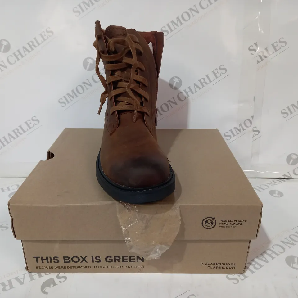 BOXED PAIR OF CLARKS ORINOCO 2 SPICE ANKLE BOOTS IN BROWN UK SIZE 5