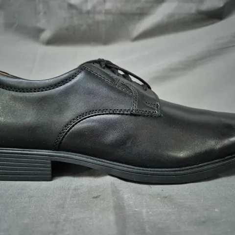 BOXED PAIR OF CLARKS TILDEN PLAIN LEATHER LACE-UP SHOES IN BLACK UK SIZE 10