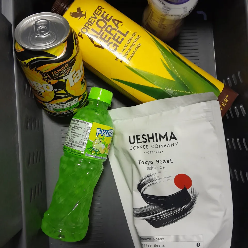 APPROXIMATELY 10 ASSORTED FOOD & DRINK PRODUCTS TO INCLUDE UESHIMA COFFEE, BLACK BEE POLLEN HONEY, WILLPOWDERS CALM TABLETS ETC 