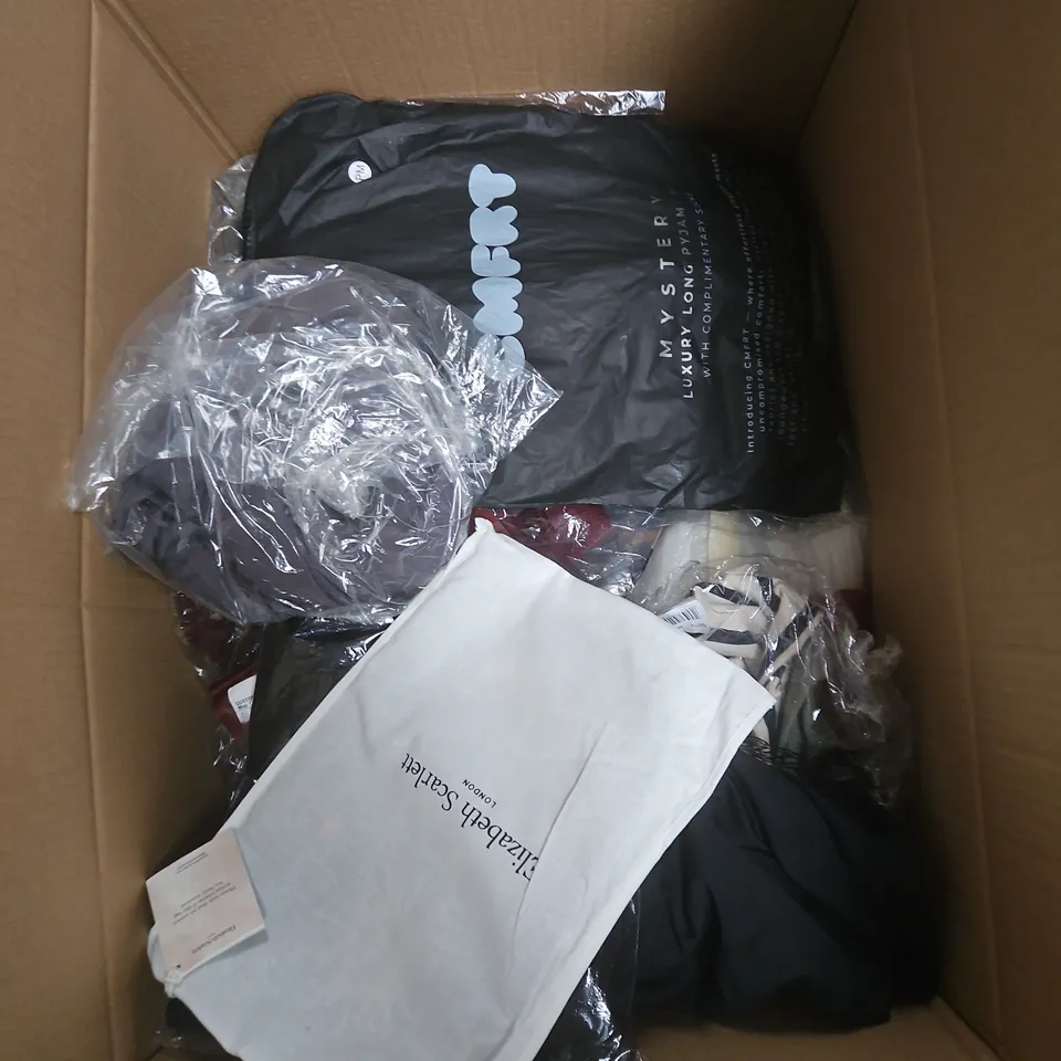 BOX OF APPROXIMATELY 25 ASSORTED CLOTHING ITEMS TO INCLUDE GREY JOGGING BOTTOMS, SOCKS, BLUE KNITTED JUMPER, GREEN CORDUROY SHIRT ETC