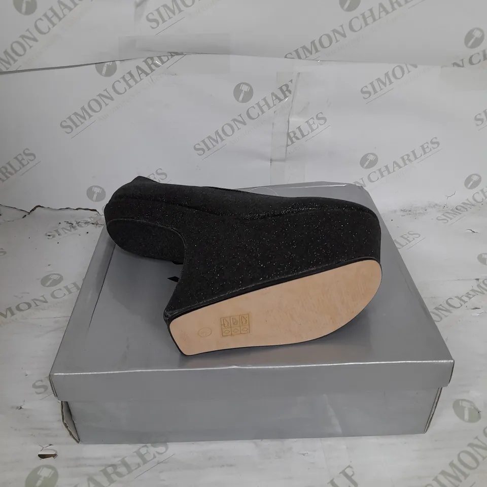 BOXED PAIR OF CASANDRA PLATFORM STRAP SHOE IN BLACK GLITTER SIZE 8