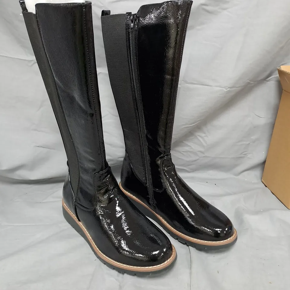 WOMEN'S BLACK PATENT LEATHER KNEE-HIGH BOOTS WITH SIDE ZIP - SIZE 8