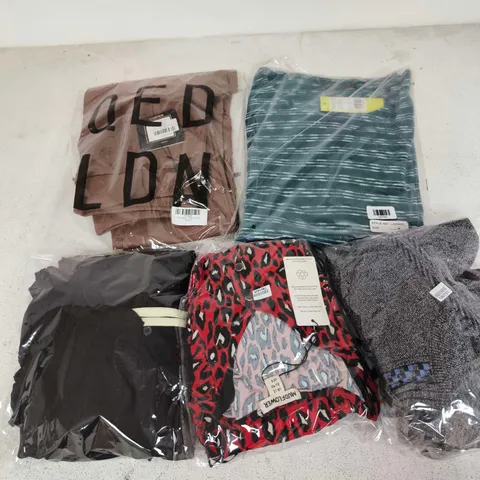 APPROXIMATELY 35 ASSORTED CLOTHING ITEMS IN VARIOUS SIZES, STYLES & COLOURS TO INCLUDE BRANDS SUCH AS QED LONDON, MUDFLOWER, SUGAR CRISP, ETC - COLLECTION ONLY