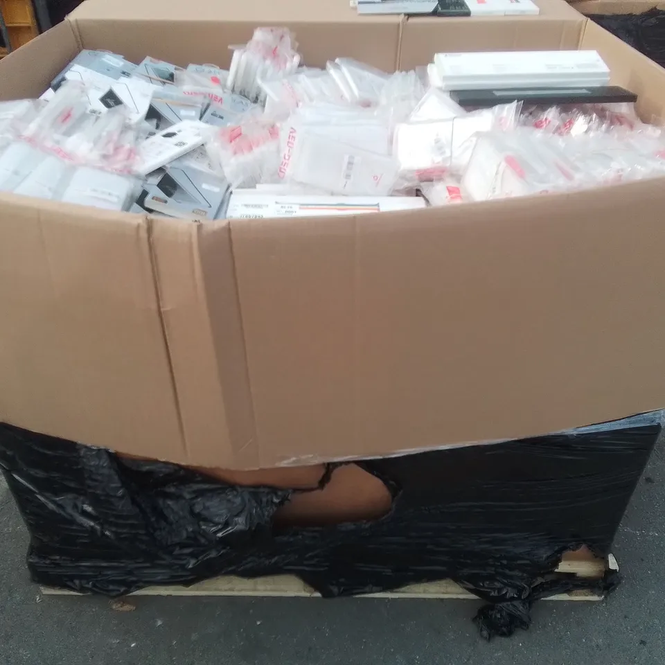 PALLET CONTAINING A LARGE QUANTITY OF ASSORTED BRAND NEW PHONE CASES AND WATCH STRAPS