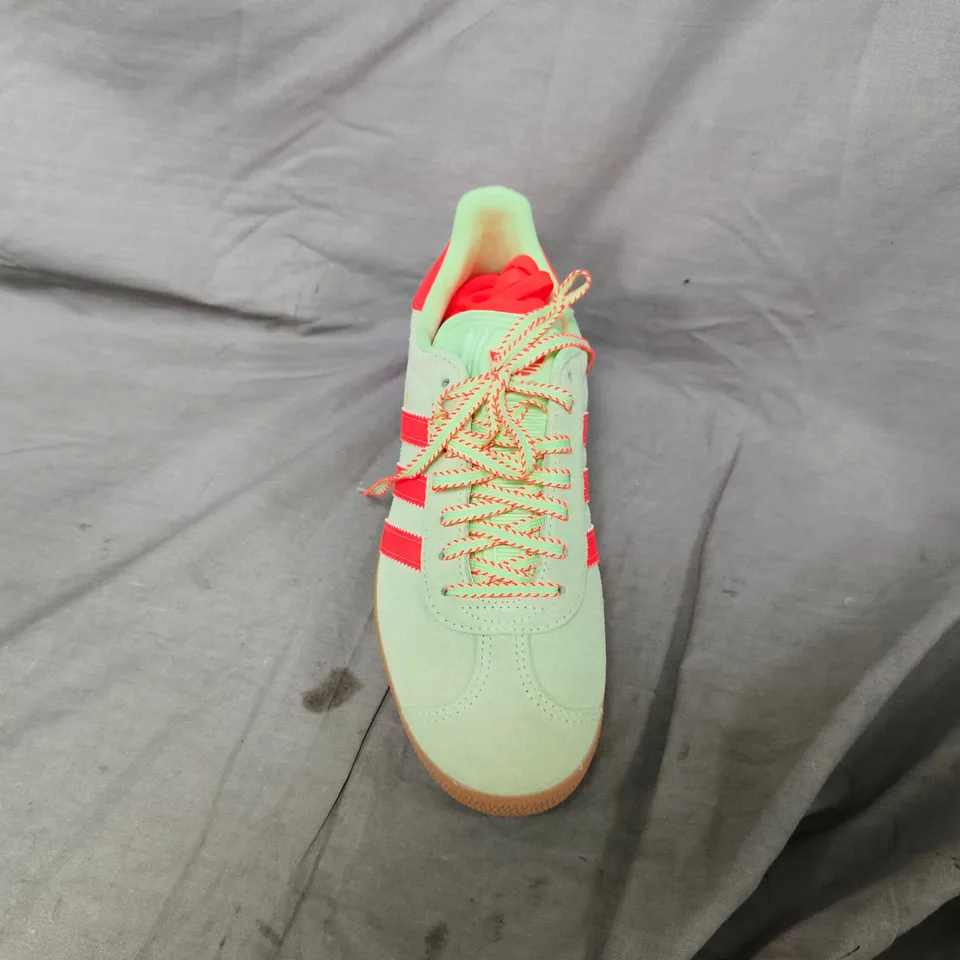ADIDAS WOMENS GAZELLE TRAINERS IN GREEN/ORANGE - UK 7
