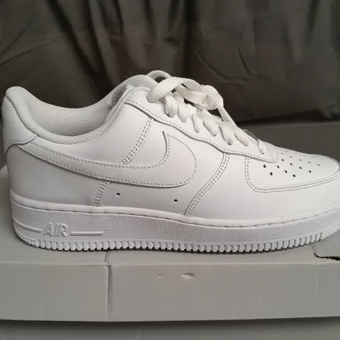 BOXED PAIR OF NIKE AIR FORCE 1 '07 WHITE TRIANERS SIZE UK 7