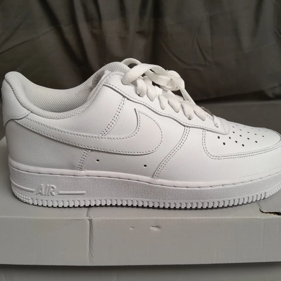 BOXED PAIR OF NIKE AIR FORCE 1 '07 WHITE TRIANERS SIZE UK 7