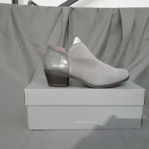 BOXED PAIR OF VIONIC MARISSA ANKLE BOOTS IN CHARCOAL SIZE 5.5 