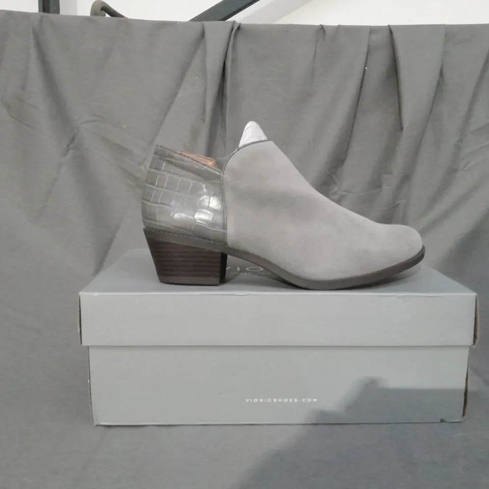 BOXED PAIR OF VIONIC MARISSA ANKLE BOOTS IN CHARCOAL SIZE 5.5 