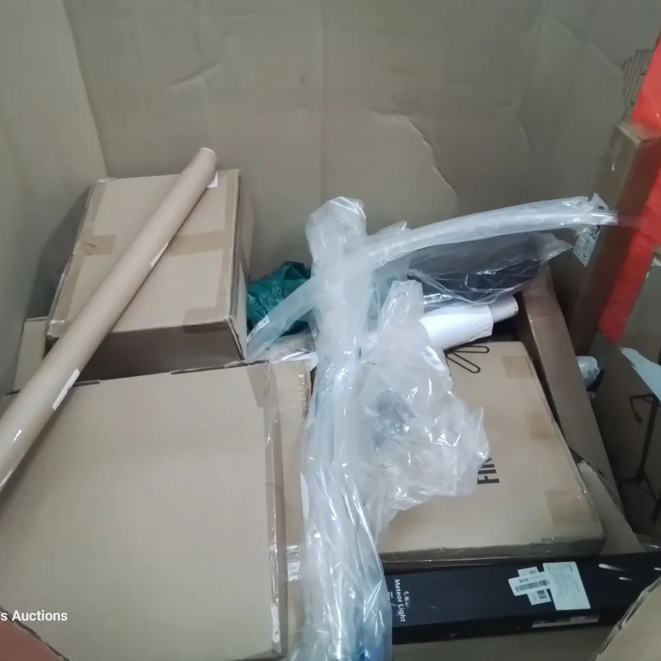 PALLET OF ASSORTED ITEMS TO INCLUDE: CEILING FAN WITH LIGHT, DRESS MIRROR, FOLDABLE BATHTUB, VENETIAN BLINDS, STORAGE CHEST