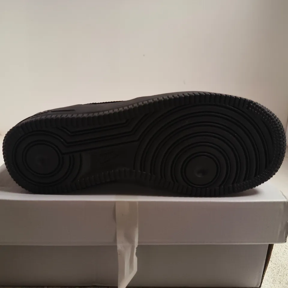 BOXED PAIR OF NIKE AIR FORCE 1 LE (GS) KIDS' TRAINERS – BLACK/BLACK, UK 3 