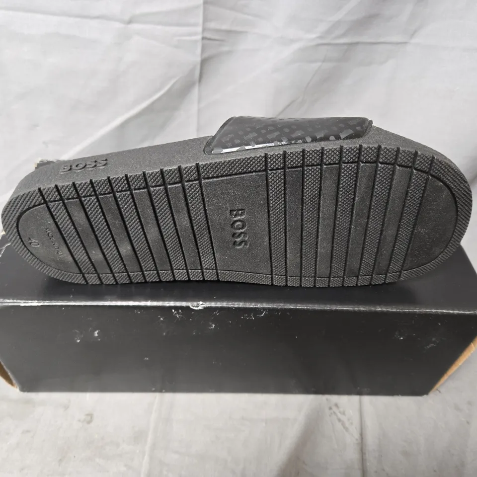HUGO BOSS MEN'S BLACK SLIDE SANDALS – UK 6 (EU 40)