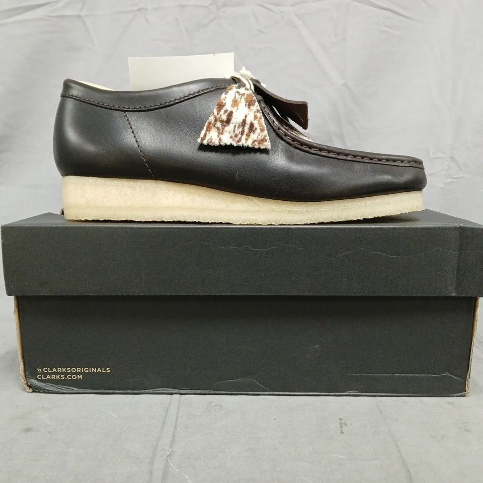 BOXED PAIR OF CLARKS ORIGINALS WALLABEE SHOES IN BROWN SIZE UK 9