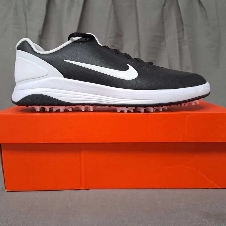 BOXED PAIR OF NIKE INFINITY GOLF SHOES IN BLACK/WHITE UK SIZE 10