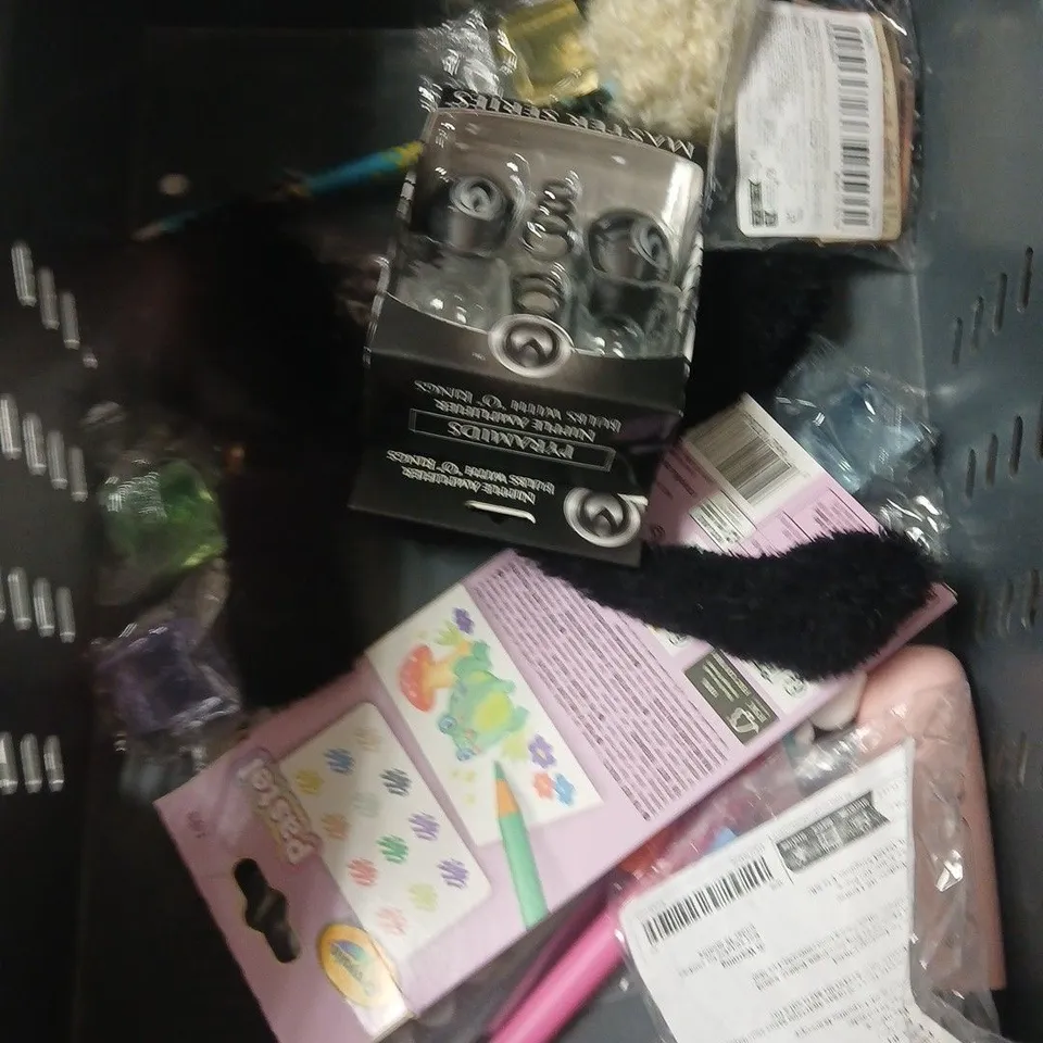 APPROXIMATELY 10 ASSORTED TOYS AND GAMES TO INCLUDE QUACK PACK, LEGO, MONOPOLY DEAL ETC