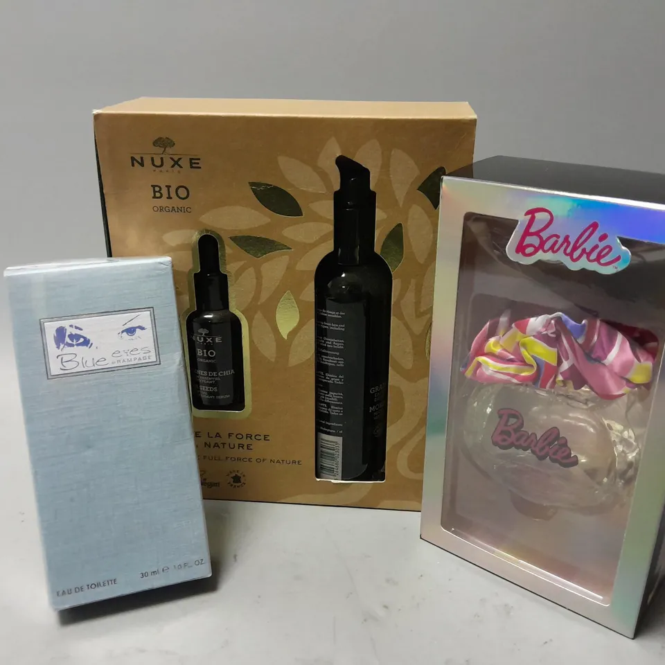 APPROXIMATELY 20 ASSORTED COSMETICS ITENS TO INCLUDE BARBIE FRAGRANCE (80ml), BLUE EYES BY RAMPAGE EAU DE TOILETTE (30ml), NUXE BIO ORGANIC FEEL THE FULL FORCE OF NATURE SET, ETC