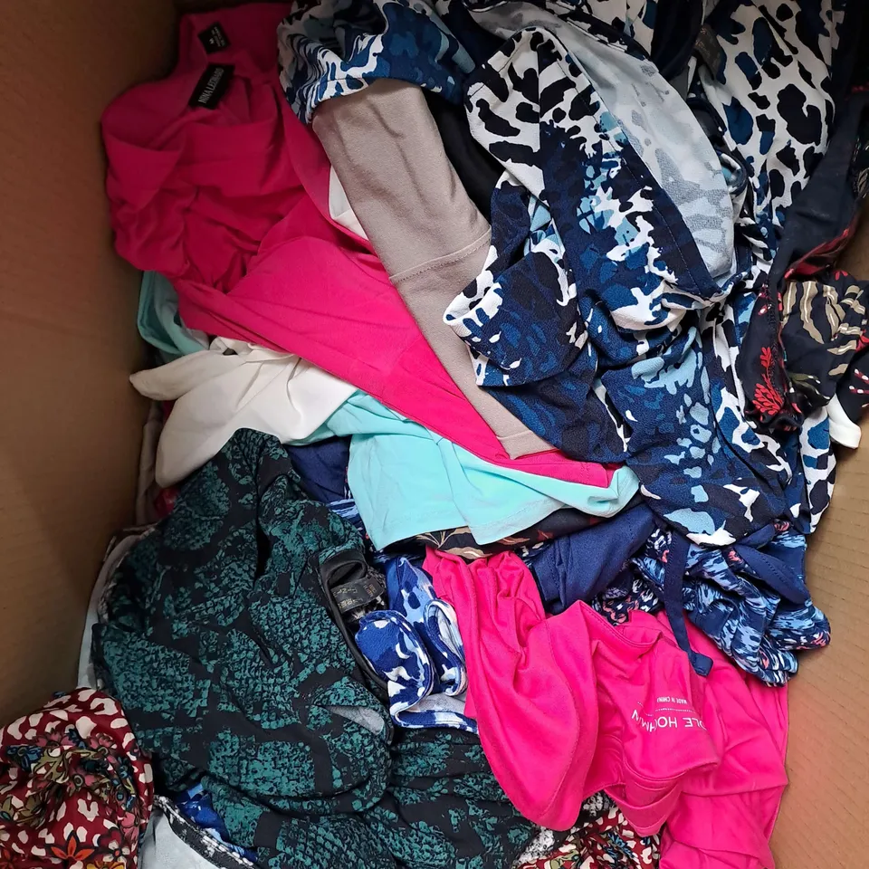 BOX OF APPROX 20 ASSORTED CLOTHING ITEMS TO INCLUDE - PYJAMAS, TOPS, TROUSERS ETC - COLLECTION ONLY