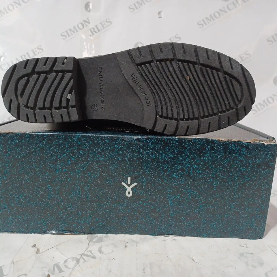 BOXED PAIR OF EMU OKAB WATERPROOF BOOTS, BLACK - SIZE 7