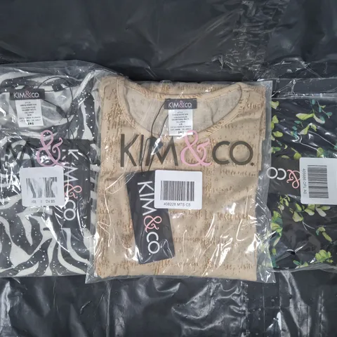 BOX OF APPROXIMATELY 20 ASSORTED CLOTHING AND FASHION ITEMS IN VARIOUS STYLES, SIZES, AND COLOURS, ETC - COLLECTION ONLY