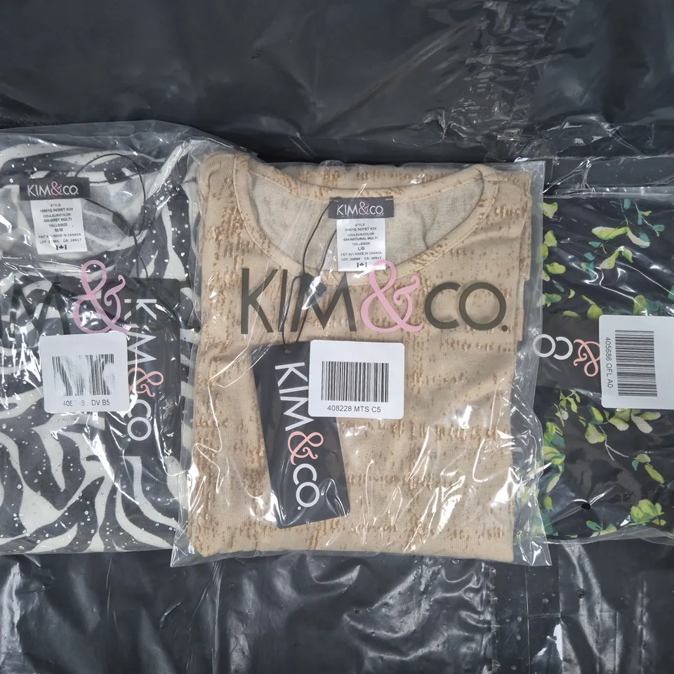 BOX OF APPROXIMATELY 20 ASSORTED CLOTHING AND FASHION ITEMS IN VARIOUS STYLES, SIZES, AND COLOURS, ETC - COLLECTION ONLY