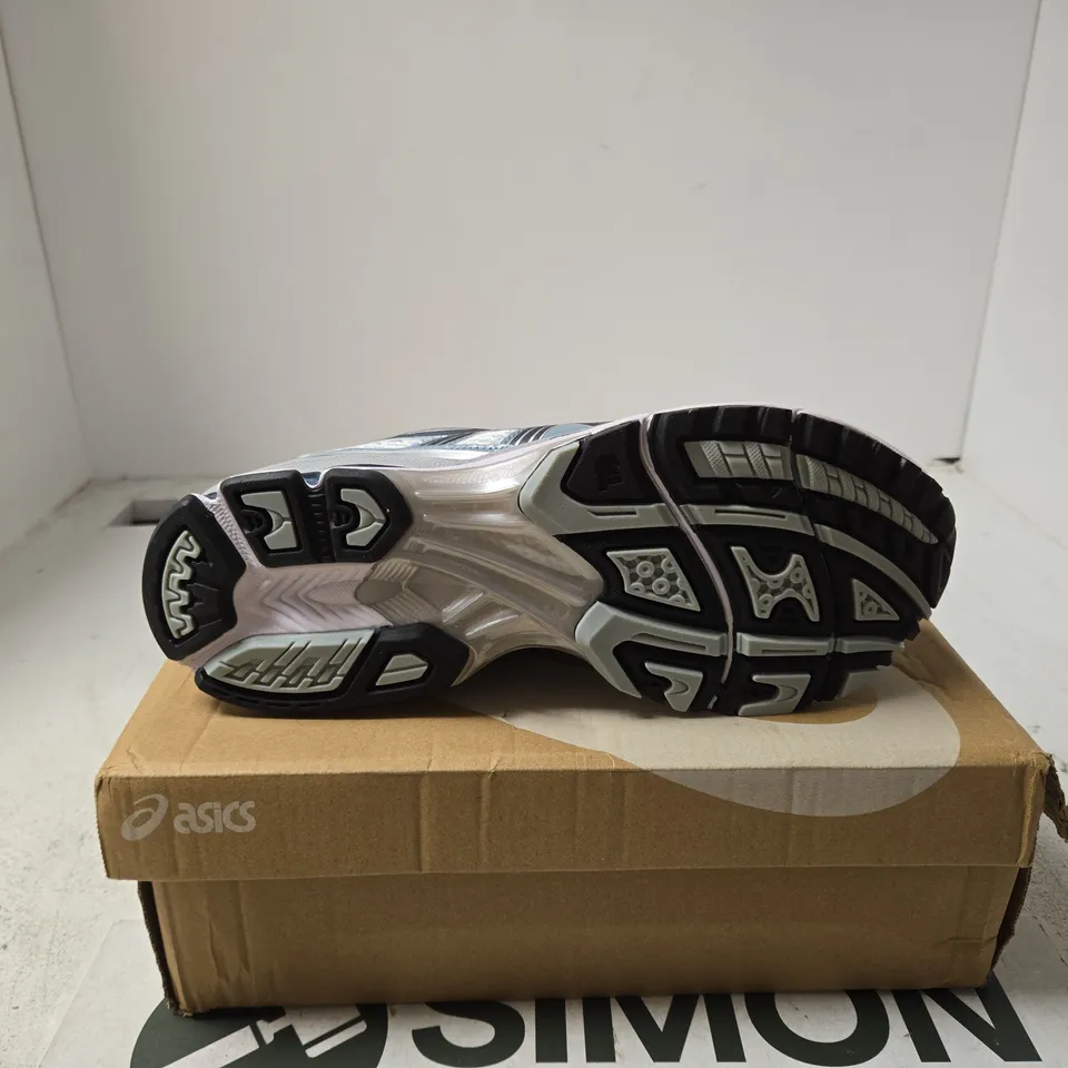 ASICS RUNNING SHOES – UK 9 SILVER/GREY BOXED