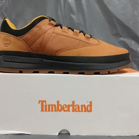 BOXED PAIR OF TIMBERLAND EURO TREKKER LOW LACE SNEAKERS IN WHEAT SIZE UK 11.5