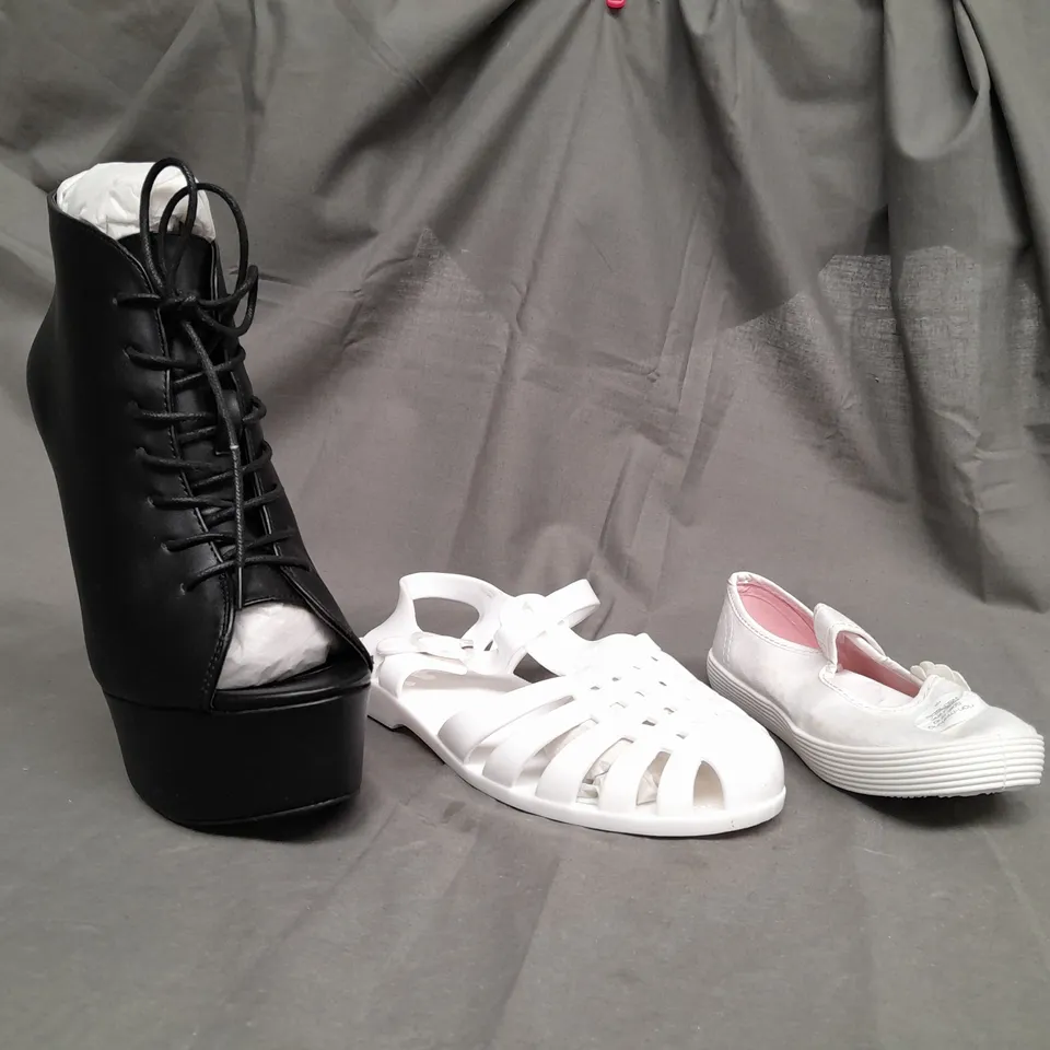 CAGE OF APPROX 50 ASSORTED SHOES IN VARIOUS SIZES & COLOURS - COLLECTION ONLY