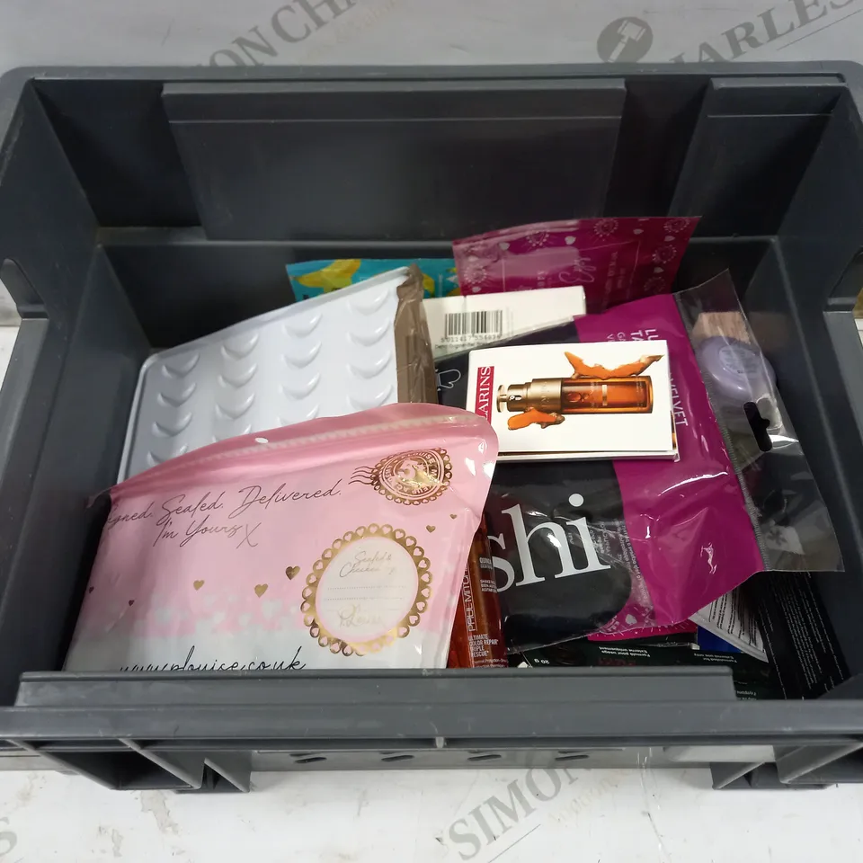 LOT OF APPROXIMATELY 20 COSMETICS ITEMS TO INCLUDE P.LOUISE MAKEUP ACADEMY GIFT SET, PAUL MITCHEL ULTIMATE COLOUR REPAIR, CLARINS SAMPLE SET, ETC