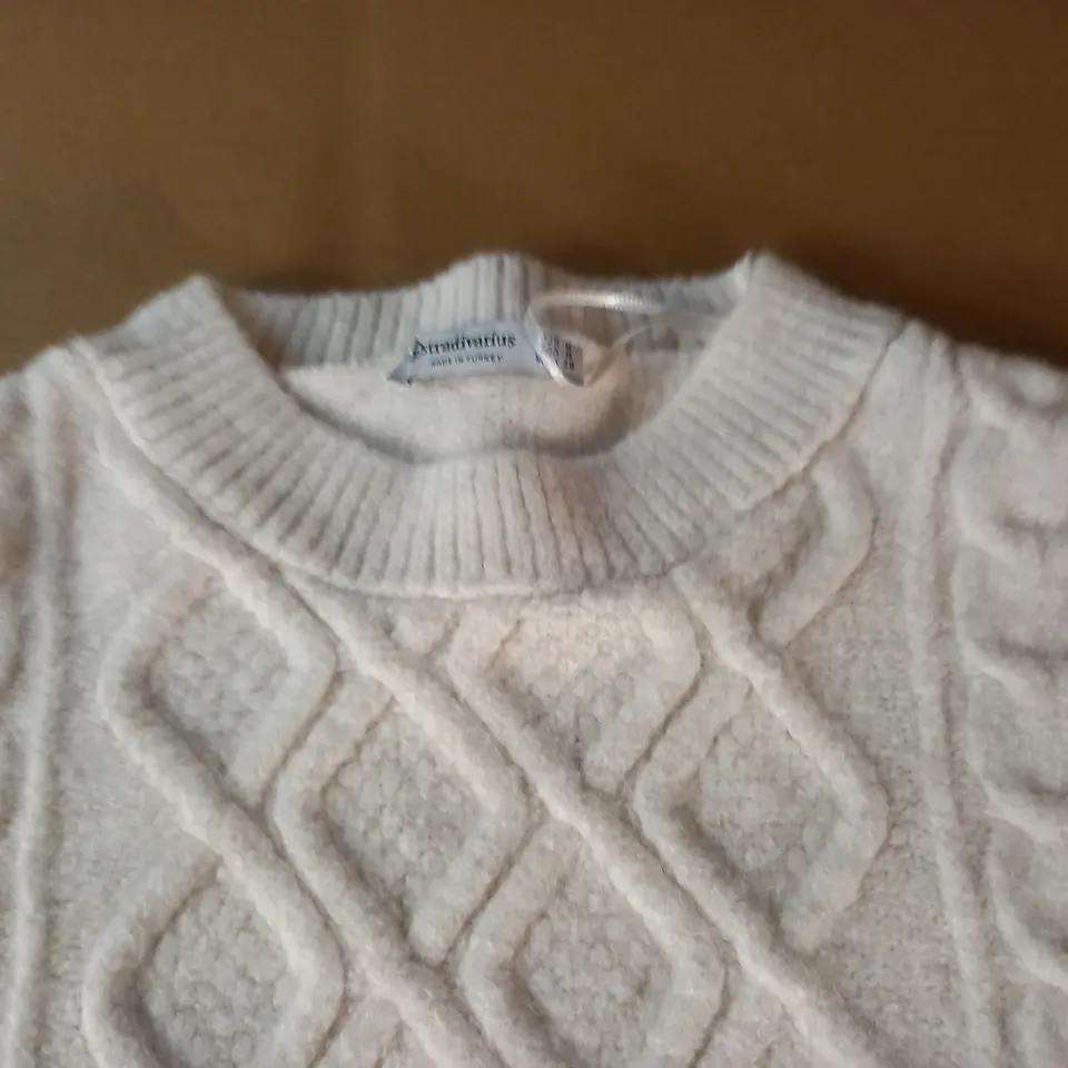 STRADIVARIUS WHITE KNITTED JUMPER - EUR M
