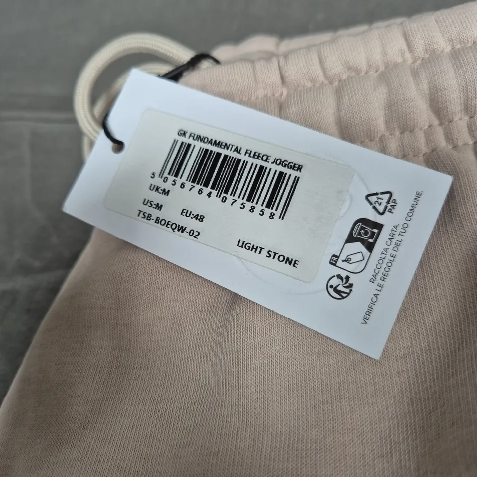 GK FUNDAMENTAL FLEECE JOGGER – LIGHT STONE, UK-M / US-M / EU-48