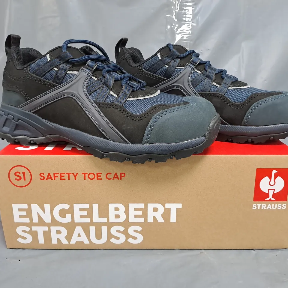 BOXED PAIR OF STRAUSS SAFETY TOE CAP SHOES IN BLACK/NAVY SIZE UK 6