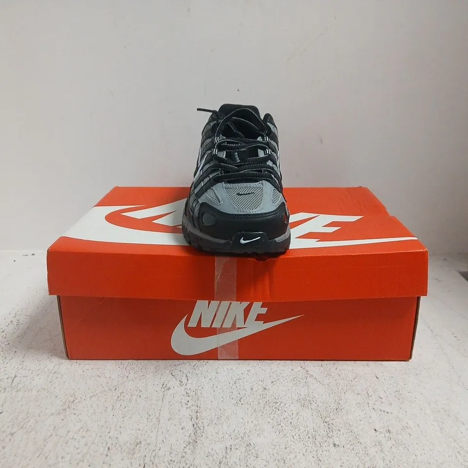 BOXED PAIR OF NIKE P-6000 TRAINERS IN BLACK/GREY SIZE UK 7.5