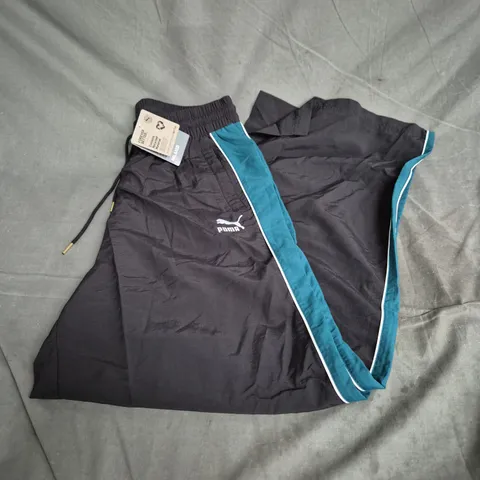 PUMA RELAXED FIT STRAIGHT LEG TRACK PANTS – BLACK WITH TEAL SIDE STRIPE SIZE UK M