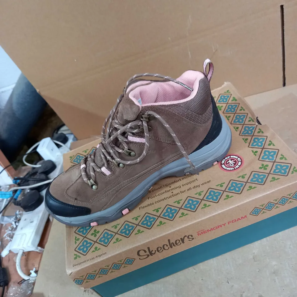 SKETCHERS MEMORY FOAM WATERPROOF WOMENS BOOTS SIZE 8 