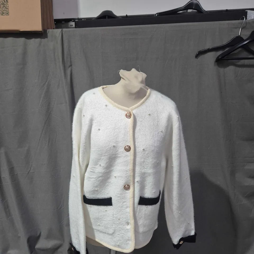 APROXIMATLY 25 ITEMS INCLUDING TOPS,BLAZER,CARDIGEN ECT