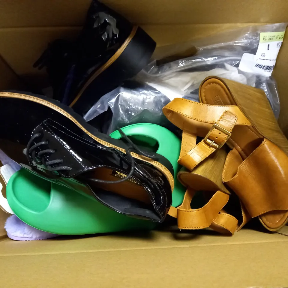 LOT OF APPROX 8 PAIRS OF ASSORTED SHOES 