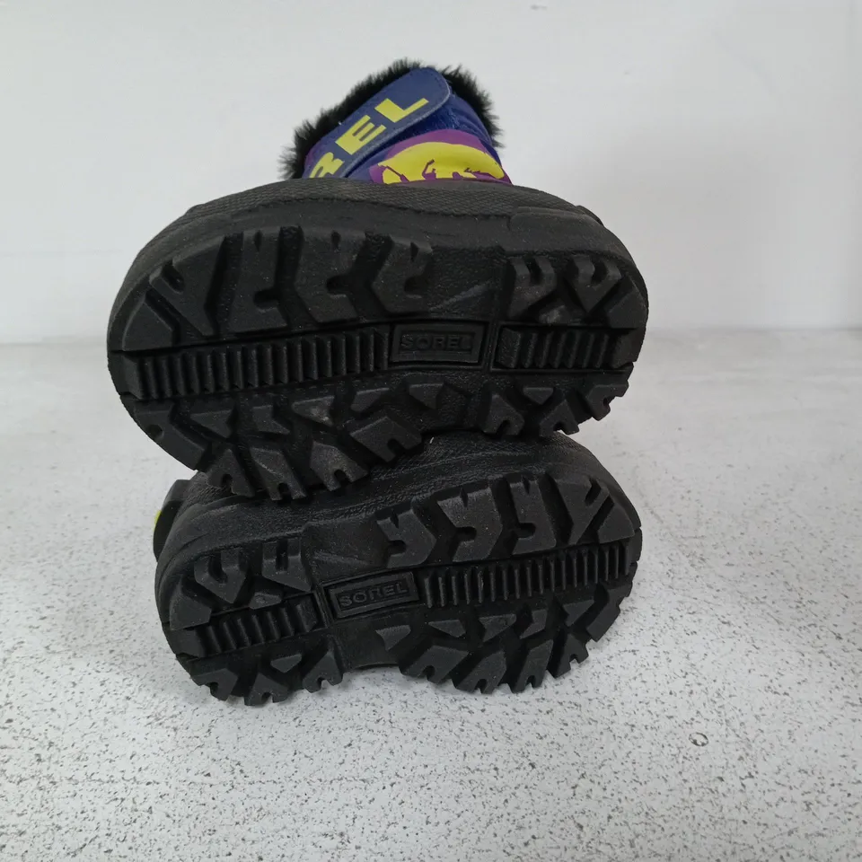 BOXED PAIR OF SOREL TODDLER SNOW COMMANDER BOOTS IN PURPPLE/BLACK - UK 3