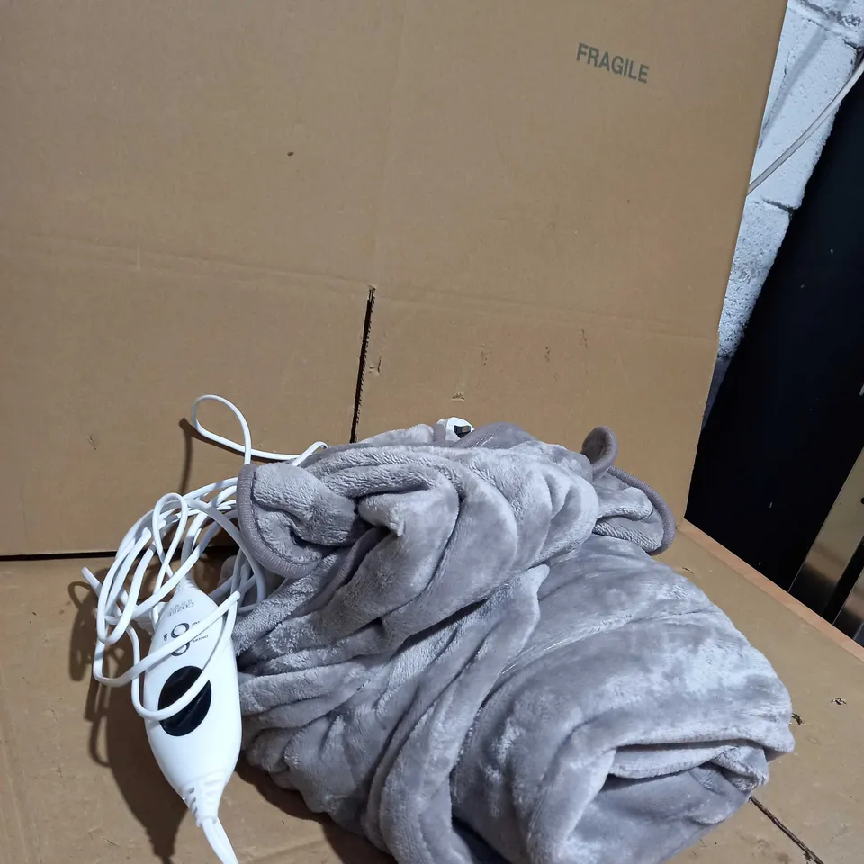 COZEE HOME HEATED PLUSH WEARABLE BLANKET IN GREY