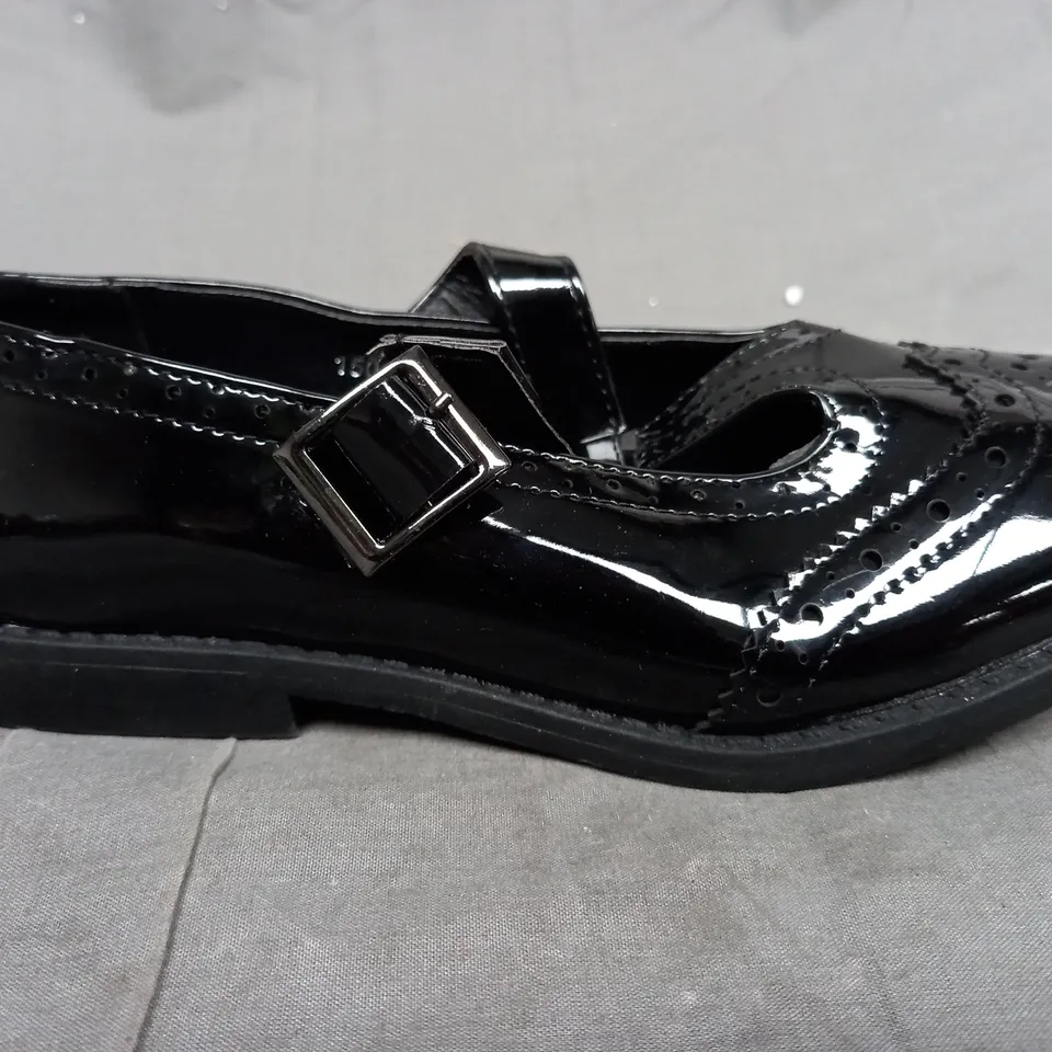 BOX OF APPROXIMATELY 10 LILLEY SHOES IN BLACK. VARIOUS SIZES