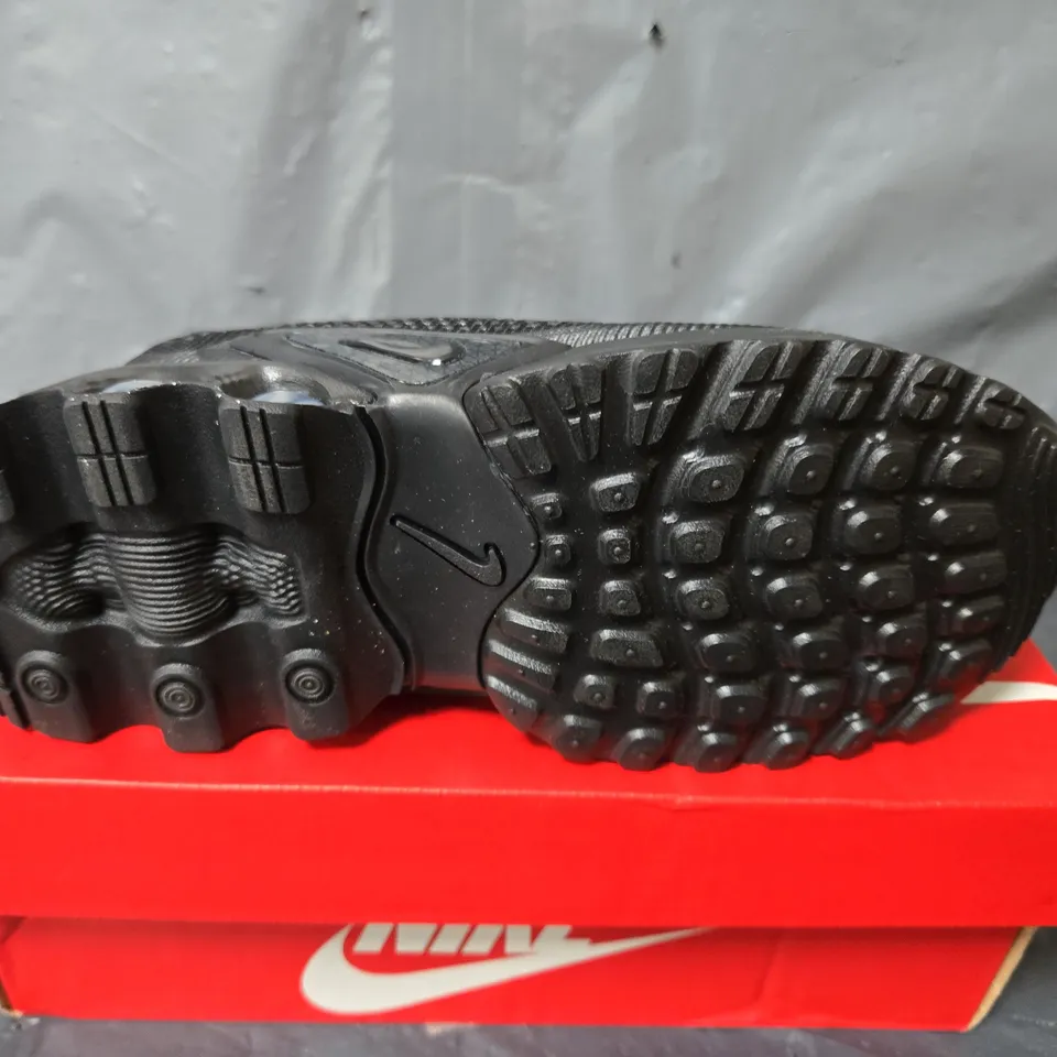 BOXED PAIR OF NIKE AIR MAX DN KIDS TRAINERS IN BLACK - UK 13