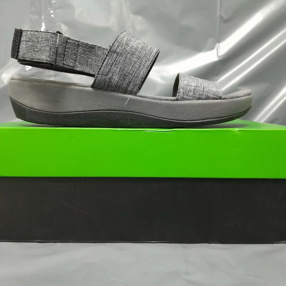 BOXED PAIR OF CLARKS OPEN TOE LOW WEDGE SANDALS IN GREY UK SIZE 5.5