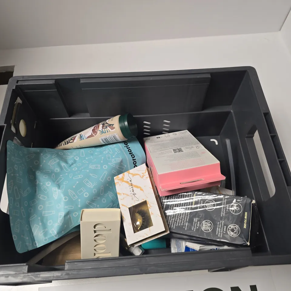 BOX OF APPROXIMATELY 10 ASSORTED BEAUTY PRODUCTS INCLUDING THE BODY SHOP BODY LOTION DOOK SOAP BAR AND EYELASHES BY AMNA