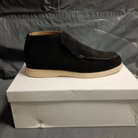 CONZURI MEN'S BLACK SUEDE LOAFERS – BEIGE SOLE SIZE 7