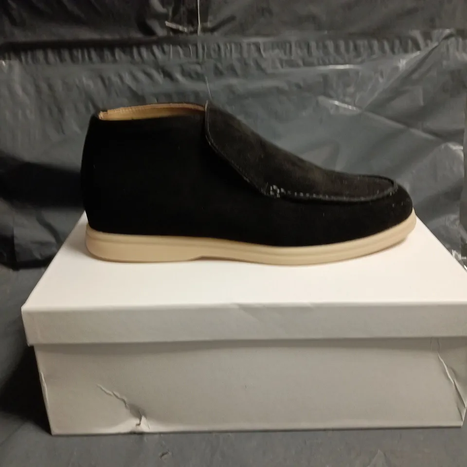 CONZURI MEN'S BLACK SUEDE LOAFERS – BEIGE SOLE SIZE 7