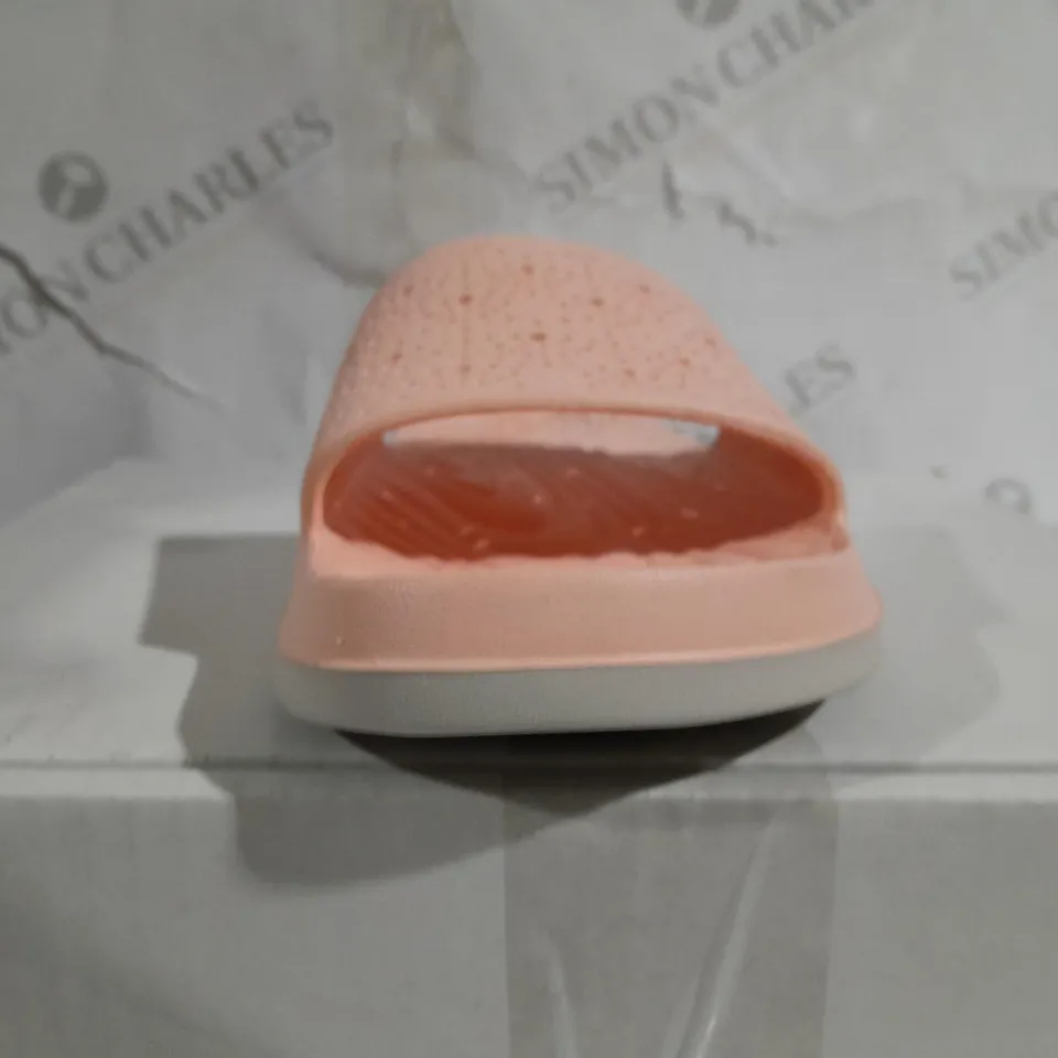 BOXED PAIR OF SKETCHERS FLEX LITE SIZE UNSPECIFIED TRAINERS LACED 