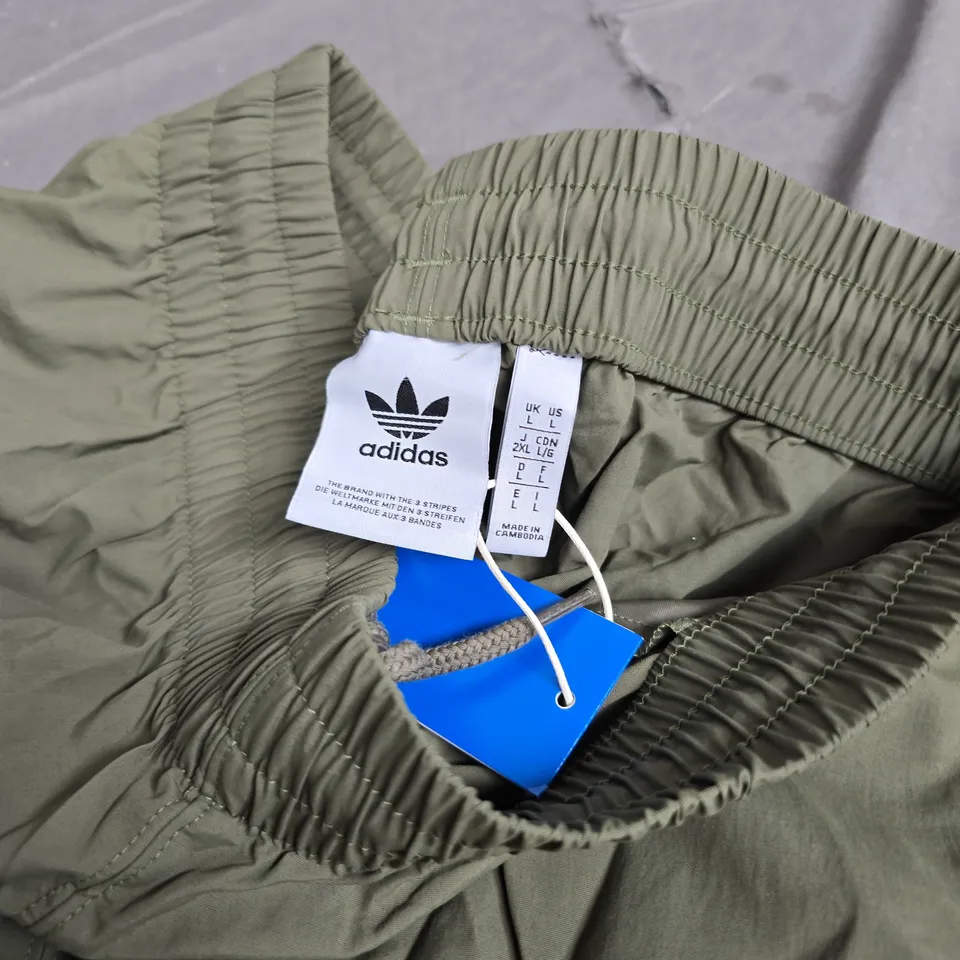 ADIDAS OLIVE GREEN CARGO SHORTS – MEN’S, SIZE L