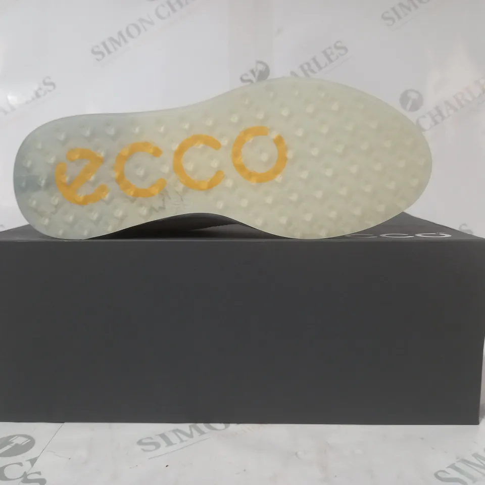 BOXED PAIR OF ECCO GOLF S-THREE SHOES IN WHITE/LIGHT BLUE UK SIZE 4.5