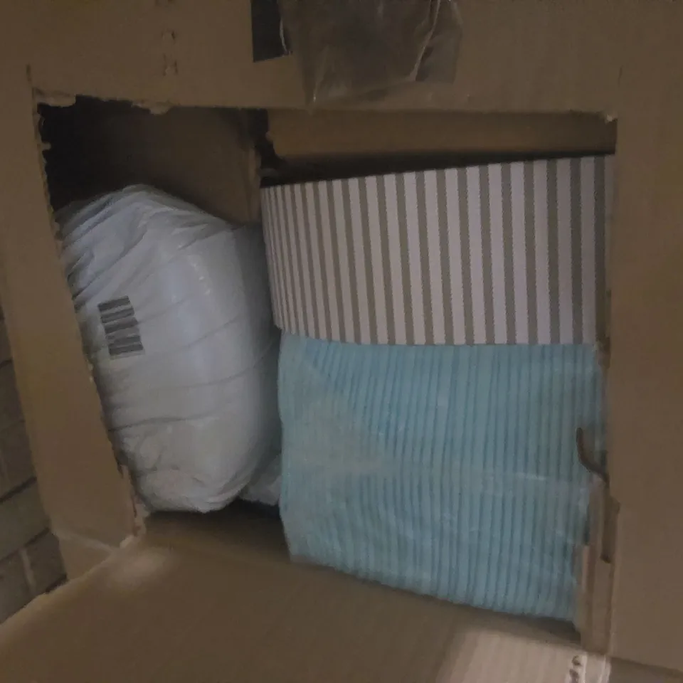 PALLET CONTAINING A LARGE QUANTITY OF ASSORTED ITEMS INCLUDING: PET COOLING MATS, PET BEDS ECT