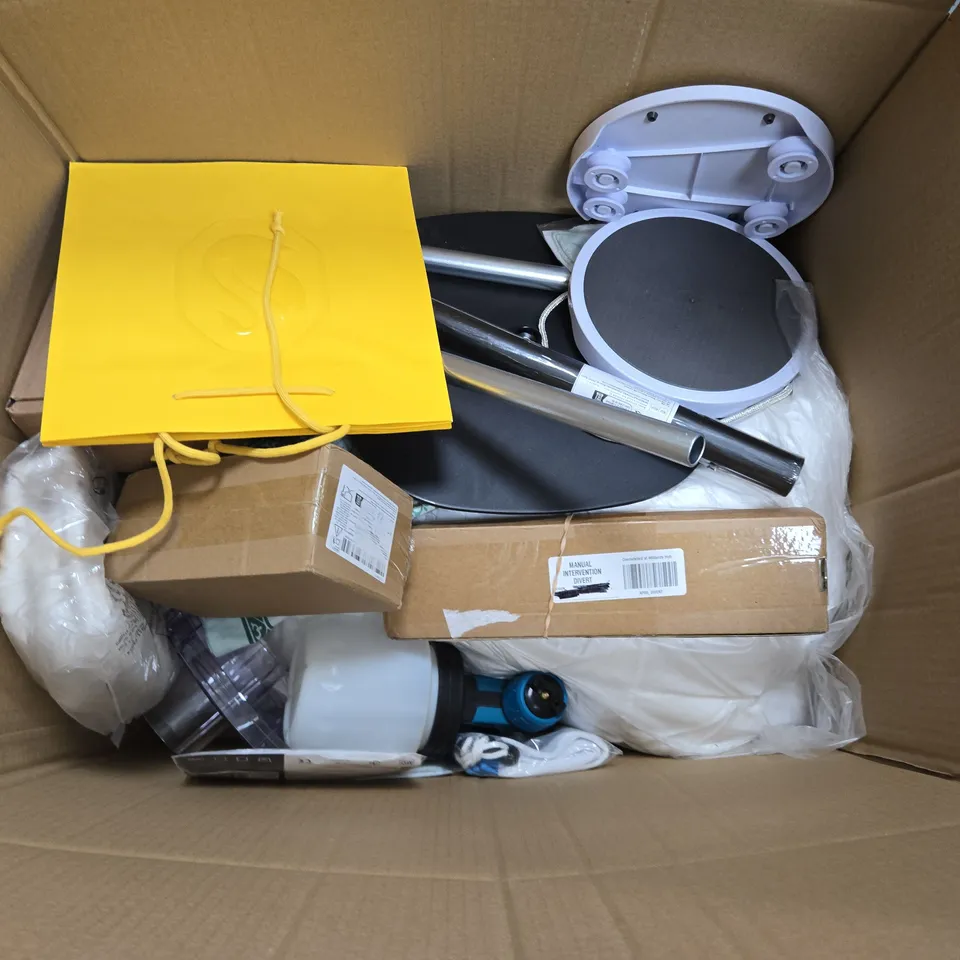 APPROXIMATELY 15 ASSORTED HOUSEHOLD PRODUCTS TO INCLUDE A PLANT POT SET, CUSHION COVER AND A FITTED SHEET