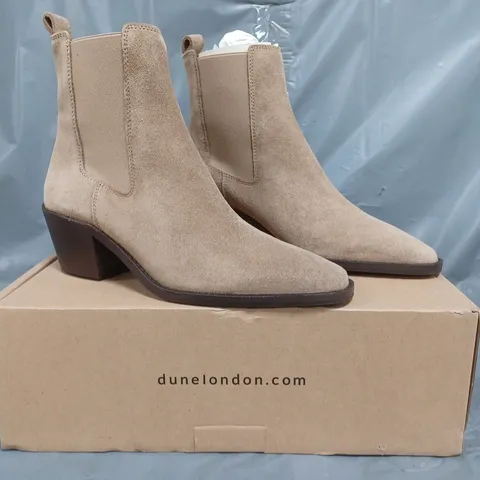 BOXED PAIR OF DUNE LONDON BOOTS IN SAND SIZE 4